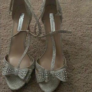 Studded peep toe pumps !
